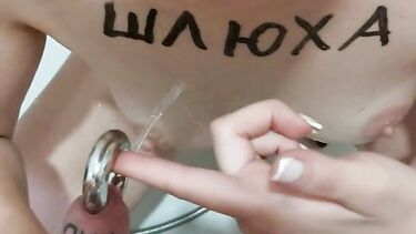 Любовник с кольцом в хуе ссыт на Алину Сексвайф в ванне