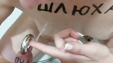 Alina Sexwife: Любовник с кольцом в хуе ссыт на Алину Сексвайф в ванне