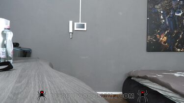 Ебет в жопу на боку: Вудман без гандона ебет в жопу Лолу Херт