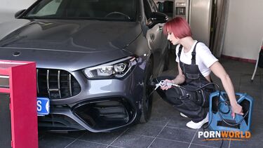 В чулках: Негр ебет в очко рыжую короткостриженую автомеханика Долли Дайсон