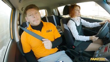 Рыжие раком: Экзаменатор автошколы трахает молодую рыжую практикантку после поездки