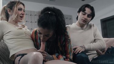 Demi Hawks: Молодая студенческая пара трахает свою учительницу по биологии со страпоном