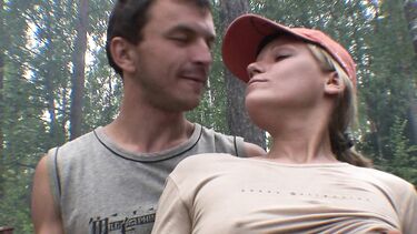Групповое порно: Анальная оргия с пьяными русскими студентками на природе в лесу
