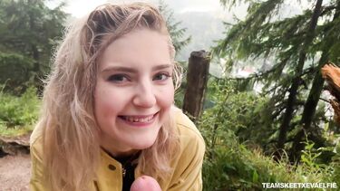 Eva Elfie: Ева Элфи сосет член на лесной дорожке в горах