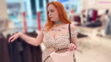Рыжая пышка дала мне в примерочной, а потом прошлась по ТЦ со спермой на лице