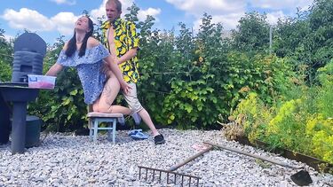 Собирая ягоды на даче, решили сделать паузу и потрахаться на свежем воздухе