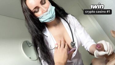 Докторша так увлеклась телефонным разговором, что случайно начала дрочить член пациента