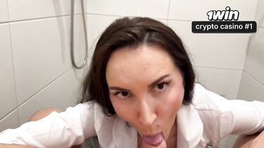 Докторша помогает принять душ и садится сверху на член пациента