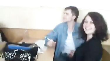 Кучерявая русская школьница дрочит член своему парню на уроке